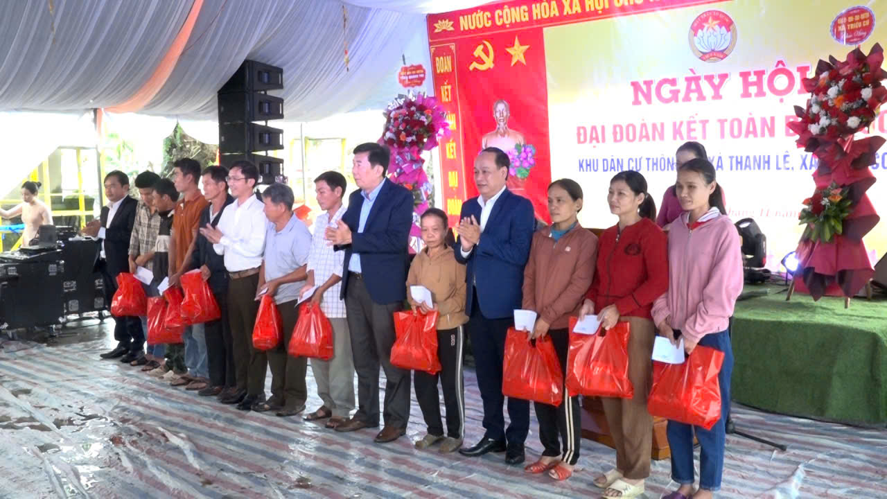 Lãnh đạo xã tặng quàn cho các hộ có hoàn cảnh khó khăn trên địa bàn xã