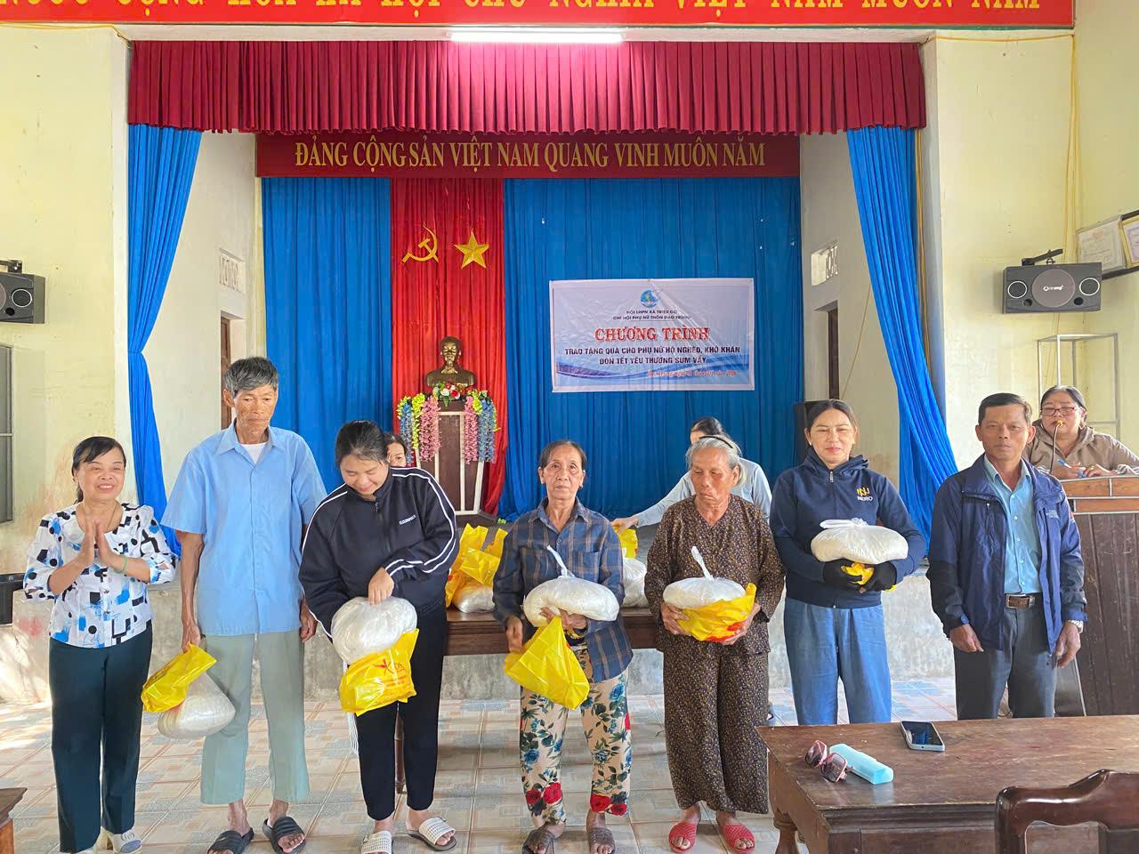 TRAO 20 SUẤT QUÀ CHO HỘI VIÊN PHỤ NỮ CÓ HOÀN CẢNH KHÓ KHĂN, ĐAU ỐM