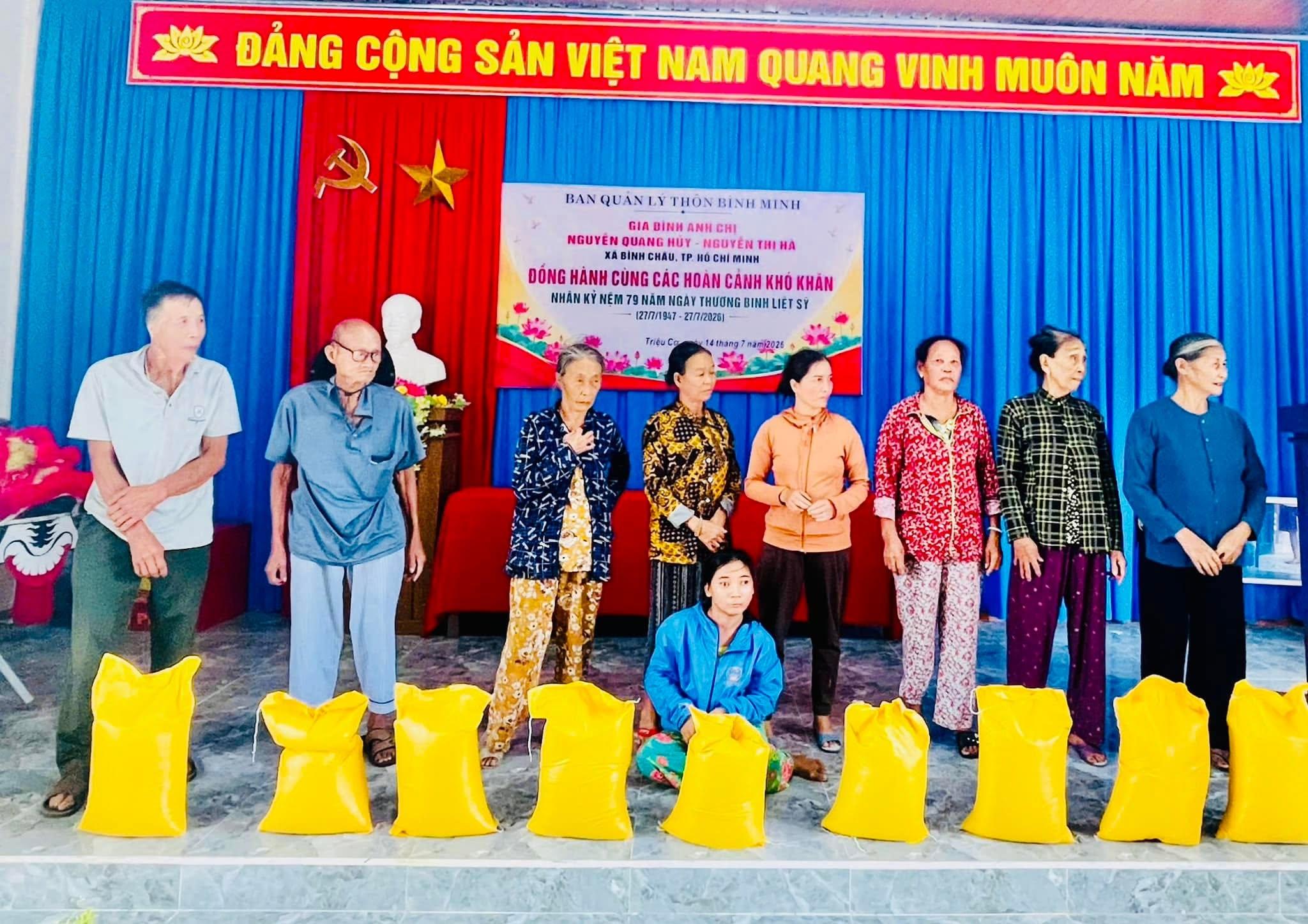 TRAO 55 SUẤT QUÀ CHO GIA ĐÌNH CHÍNH SÁCH VÀ CÁC HOÀN CẢNH KHÓ KHĂN TẠI THÔN BÌNH MINH