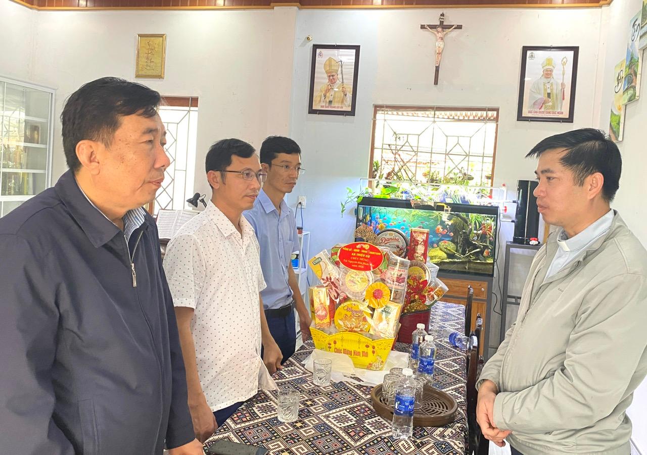 ĐOÀN CÔNG TÁC ĐẢNG UỶ, HĐND, UBND, UBMTTQVN XÃ ĐÃ ĐẾN THĂM, CHÚC TẾT GIÁO XỨ NGÔ XÁ